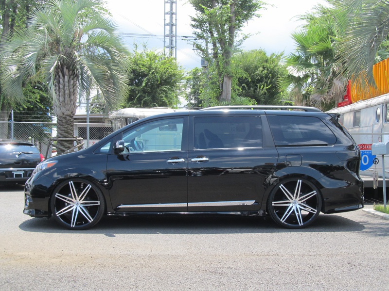 1/24 TOYOTA シエナ（深リムカスタム品） 1/24 TOYOTA シエナ