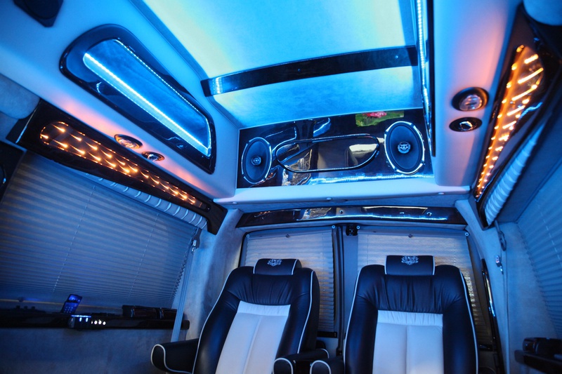 Gmc サバナ リッツデザイン 特別注文リムジン 電動パーテーション フル電動オットマンシート L字型ソファ 3dイルミネーション インチbravia Dvdプレーヤー Calwing キャルウイング