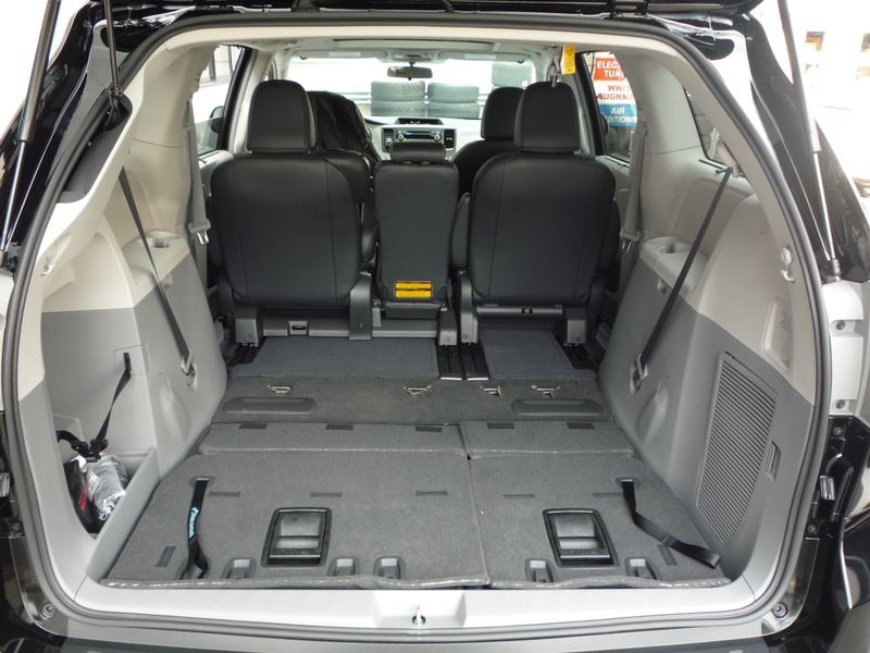 週末は Usトヨタ シエナ Se エアロパッケージ プレミアムセレクションショールームにて展示会を開催中です 即納在庫車をご用意しております Calwing キャルウイング