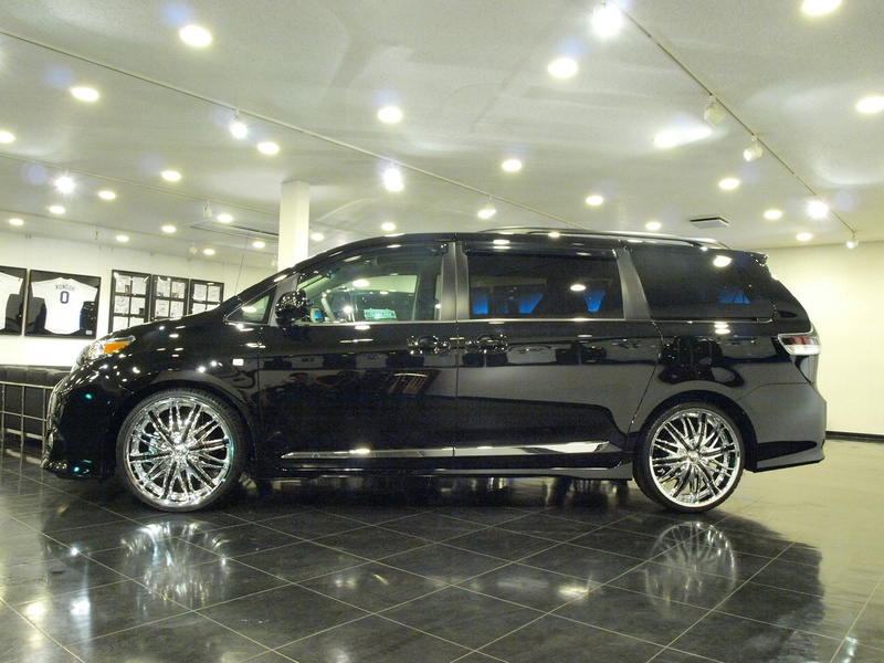 アルファード ヴェルファイア エルグランドを買おうとお考えの方 ちょっと待ってください こんな車があるのご存知ですか 日本未発売アメリカトヨタ シエナです さらにキャルウイングオリジナルカスタム車もご用意しております Calwing キャルウイング