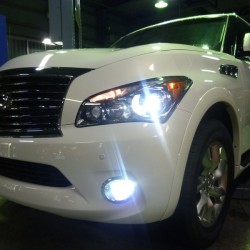 2011年 インフィニティ QX56 カスタム フォグHID取付