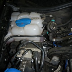 2011y ポルシェ カイエンターボ 冷却水リザーバータンク交換