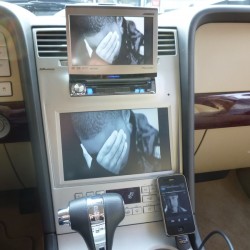 2006年 リンカーンナビゲーター ipodアダプター取付 iphone対応