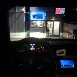 2010年マセラティ クワトロポルテ ユピテルレーダー探知機取付