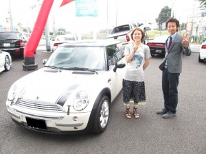 埼玉県戸田市にお住まいのS様に 2004y BMW ミニ クーパー 希少左ハンドル 新車並行 をご納車させて頂きました。