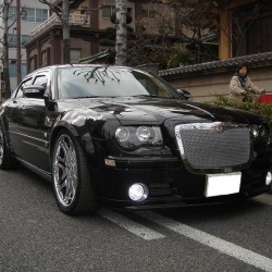 大阪のN様に クライスラー 300C をご納車させていただきました。