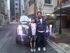 東京ヤクルトスワローズ #99 高津臣吾コーチに エスカレードの車検をお預かりした際に記念撮影に応じて頂きました。