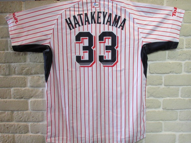 東京ヤクルトスワローズ #33 畠山和洋選手に、公式戦で着用しておりましたユニフォームを頂戴致しました。