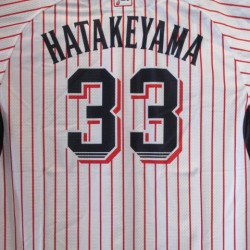 東京ヤクルトスワローズ #33 畠山和洋選手に、公式戦で着用しておりましたユニフォームを頂戴致しました。