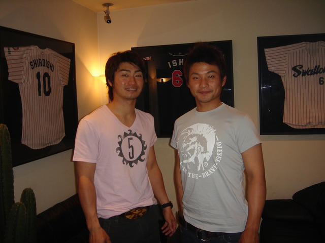 東京ヤクルトスワローズ青木選手と武内選手が来店されました。