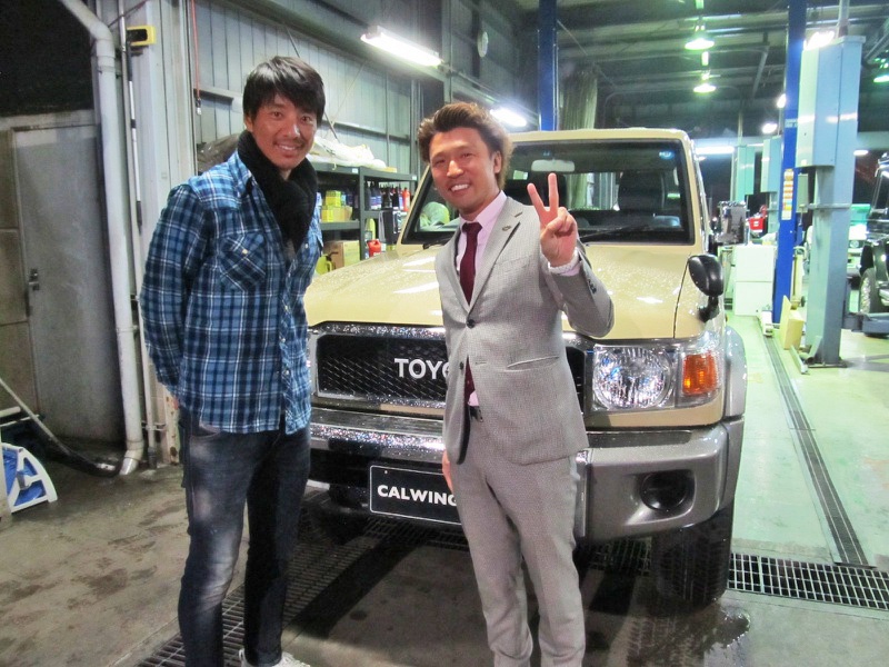 北海道日本ハムファイターズ城石憲之コーチ テレビ東京アナウンサー大橋未歩ご夫妻に新車ランドクルザー70をご納車させて頂きました。