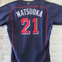 東京ヤクルトスワローズ #21 松岡健一投手に、公式戦で着用しておりましたユニフォームを頂戴致しました。