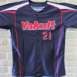 東京ヤクルトスワローズ #21 松岡健一投手に、公式戦で着用しておりましたユニフォームを頂戴致しました。