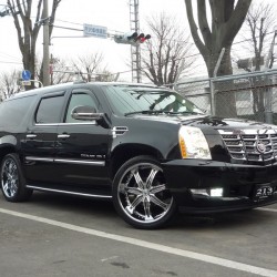 稲城にお住まいのT様ご夫婦に キャデラック エスカレード ESV をご納車させていただきました。