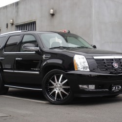 戸田市にお住まいのI社長に 新車 キャデラック エスカレード ハイパーフォージド履き BLACK×BLACK をご納車させていただきました。