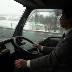 秋田県にお住まいのS様のもとへ ハマー H2 ホワイトエディション をご納車させていただきに行って来ました。