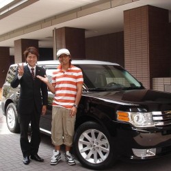 東京都港区にお住まいのH社長に、新車2009yフォード フレックスをご納車させていただきました。