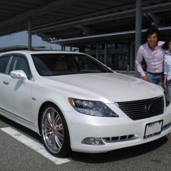 大阪府貝塚市のS様に レクサス LS600hL HYBRID フルカスタム をご納車させていただきました。