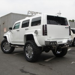 HUMMER H3 LIFT UP完成いたしました。