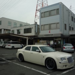 大阪府にお住まいのK様に クライスラー300 フルカスタム をご納車させていただきました。
