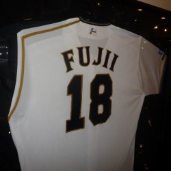 北海道日本ハムファイターズ #18 藤井秀悟投手にユニフォームを頂戴いたしました。
