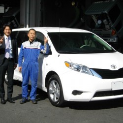兵庫県宝塚市にお住まいのS様に 新車 USトヨタ シエナLE をご納車させて頂きました。