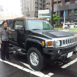 東京都小平市にお住まいのO社長、カッコイイ女性にぴったりのハマー H3 タイプGをご納車させていただきました。