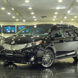 東京都練馬区にお住まいのT様に 新車 USトヨタ シエナ SE キャルウイングデモカー をご納車させて頂きました。