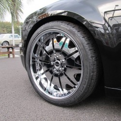 7月にご納車させて頂いたH様に、300Cの追加カスタムでご用命いただきました。