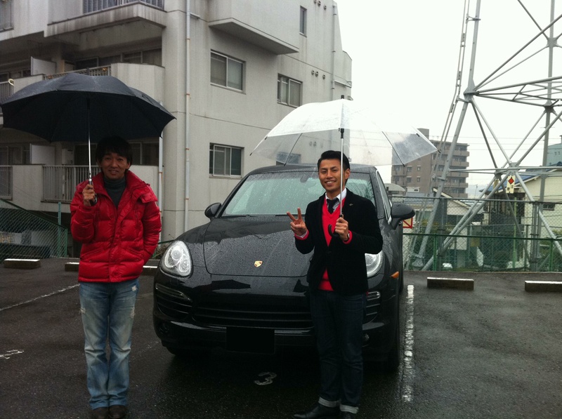 愛知県名古屋市にお住まいのH様に新車 ポルシェ カイエンをご納車させて頂きました。 輸入車専門店・アメ車・欧州車・逆輸入車 キャル