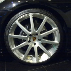東京都八王子市にお住まいのC社長に、新車 2012y ポルシェ パナメーラ フェアリーデザインVerをご納車させて頂きました。