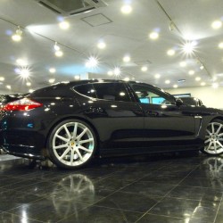 東京都八王子市にお住まいのC社長に、新車 2012y ポルシェ パナメーラ フェアリーデザインVerをご納車させて頂きました。