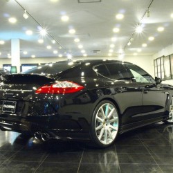 東京都八王子市にお住まいのC社長に、新車 2012y ポルシェ パナメーラ フェアリーデザインVerをご納車させて頂きました。