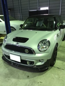 低ダストブレーキパッドに交換したい!という事でご用命頂きました!! 今回使用させて頂いたのは、弊社パーツセンターでおすすめさせて頂いている 「Ate」セラミック低ダストパッド!! 制動力はそのままに、ブレーキダストを抑え […]