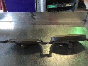 車検整備でご入庫頂いた車両です。 点検を行うと、ブレーキパッドの残量がほぼ0の状態でした!! ブレーキパッドとローターの同時交換をおすすめし、作業をさせて頂きました。 ブレーキパッドの交換を定期的に行う事で、ローターを痛 […]