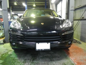 オーバーヒートしてしまった!という事でレッカーにてご入庫頂いた車両です。 下回りから冷却水が漏れている状態でご入庫しました。 リフトアップし、点検するとウォーターポンプより漏れている事がわかりました! 弊社パーツセンター […]