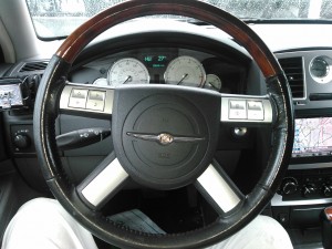 前回に引き続き、クライスラー 300C です! こちらは、ウィンカーレバーを操作した時にロックされないという症状が出ていました! メカニックが点検してみると、クロックスプリングが破損していました!! 弊社パーツセンターで […]