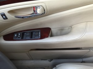 ルームクリーニングのご用命を頂き、ご入庫頂いた車両です。 レザーシートのため、綺麗にするにはシートリペアという方法もございますが 今回はリペアするほどの痛みもなかったため、ルームクリーニングをさせて頂きました。 ビフォー […]
