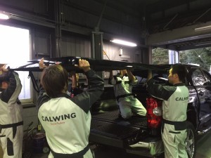 こちらはご納車前の車両で、トノカバー取付をご用命頂きました!!今回は「SNUGTOP」のトノカバーを調達し、取付致しました!トノカバークラスの巨大パーツになると、メカニック総掛かりです(笑)しっかり取付させて頂きました! […]