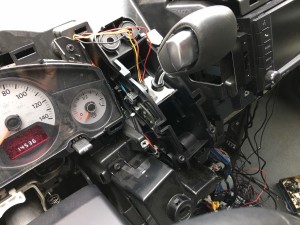 マニュアルモードが使えないという事でご入庫した車両です!シフト周りをバラしてチェックしてみると、配線の断線箇所を発見しました。原因は中で配線が突起物に引っかかり、シフトレバーを動かすたびに配線が引っ張られ、切れてしまった […]