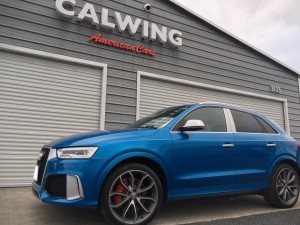 audi RS Q3 にお乗りのオーナー様よりカスタムペイントのご用命を頂きました!!こちらの車輌はブルーとシルバーとブラックの三色で構成されていましたが、今回はブラック部分をシルバーに同色ペイントを行いました!塗り分け […]