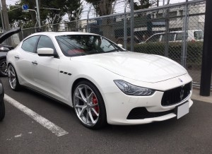 マセラティギブリにお乗りのオーナー様よりカスタムのご用命を頂きました!! ホイールはハイパーフォージド HF-LC5の22インチに履き替え、 センターキャップはマセラティーロゴの物を取り付けました!! マフラーはパワーク […]