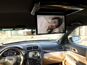 今回もフォード車両のご入庫です!! エクスプローラーにお乗りのオーナー様よりフリップダウンの取り付けのご用命を頂きました!! 車両についているナビゲーションが外部出力の無いタイプでしたので助手席下にDVDプレイヤーを取り […]