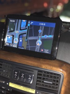 こんにちは!サービスフロントのおさかべです! 今回ご紹介させて頂くのは「G550の純正7インチモニターを 8インチモニター化」です! 8インチ、9インチなど、大きい画面のカーナビが増えてきてますね!年式車種によ […]