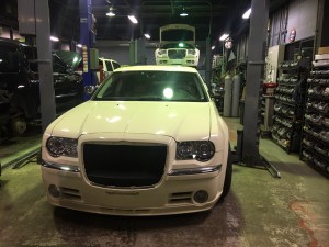 今日はGW前納車に向けて急ピッチで進めている、300Cの足回り、マフラー移植作業をご紹介します。  二台同時にリフトに上げてペア作業で一気に進めていきます。前職での経験を活かし、金子さんがリードしなが […]