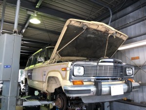 こんにちは、サービス課の吉田です。本日はジープ グランドワゴニアを紹介します。  今回は、車検整備のご依頼で作業させていただき、その中のATのオイル漏れとATオイル、フィルターの交換とステアリングのタ […]