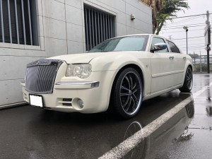 こんにちは、サービス課の吉田です。今回ご紹介するのは、06‘の300C 根強い人気の4ドアセダンになります。 作業内容はフロントの足回り(サスペンション)がメインで、サスペンションのブッシュが切れているのとボー […]
