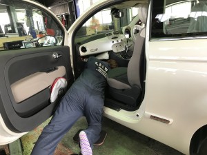 お疲れ様です!メカニックの金城です!本日もメチャクチャ暑かったっすね!本日はESP点灯で入庫したフィアット 500Cの修理を安部さんが行ないました!身長が180cmを超える安部さんにはとても窮屈そうでした!笑  […]