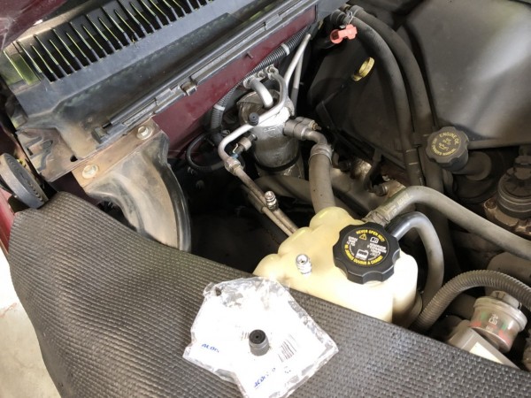 キャデラック　エスカレード　日産　スカイライン　GT-S　エアコン　クーラーガス　漏れ　修理　点検　故障　整備