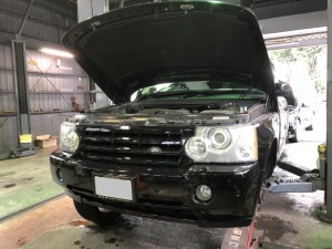  こんにちは、サービス課の吉田です。 今回はレンジローバーのエアサスの修理を紹介します。駐車時に片側だけ車高が落ちてしまう症状です。  サスペンション廻りを点検したところ左前のエア […]